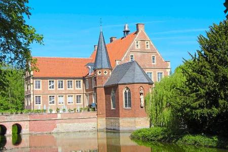 In der Wasserburg Hülshoff bei Havixbeck ehrt eine Sammlung das Andenken an die Dichterin Annette von Droste-Hülshoff.
