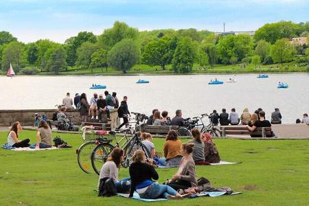 Der Aasee in Münster ist über zwei Kilometer lang und ein beliebtes Erholungsgebiet für Tretbootfahrer und Picknickfans.