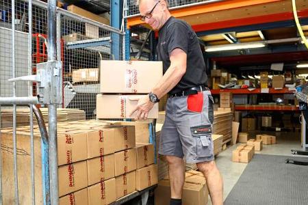 Mitarbeiter sorgen dafür, dass die Pakete rechtzeitig verschickt werden.