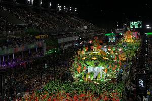 Spektakel am Zuckerhut: Karnevalsumzüge im Sambodrom in Rio