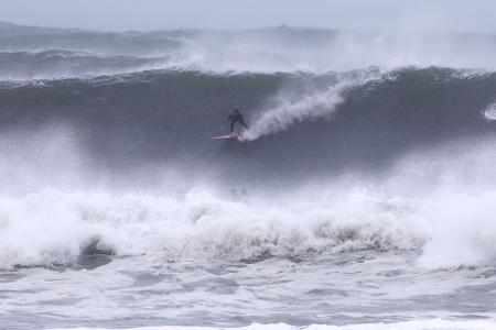 Surfer waren begeistert von den Monsterwellen, die schon vor der Ankunft von 