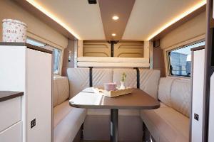 Bus mit Rundsitzgruppe und Doppelstockbett