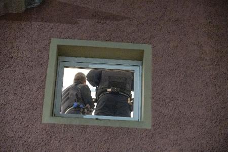 Die Ermittler haben die Wohnung des Tatverdächtigen durchsucht. 