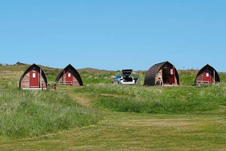 Campingpark, Holz-Pods, Wiese, Himmel