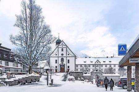 Feriendorf, Marktplatz, HŠuser, BŠume, Schnee
