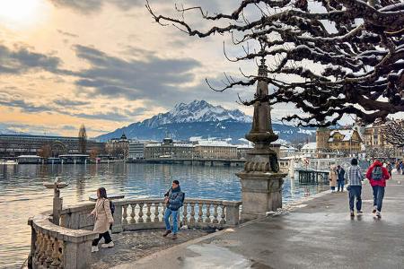 Promenade, See, Menschen, Berge, BŠume, Schnee, Himmel