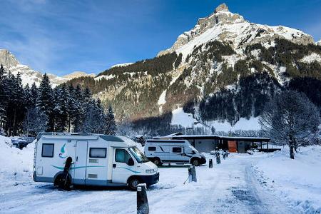 Campingplatz, Berge, Schnee, Caravans, Menschen, BŠume