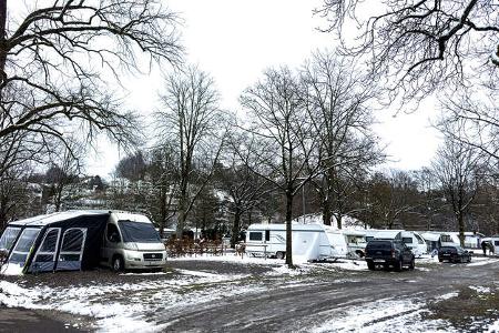 Campingplatz, Caravans, Autos, Zelte, Schnee, BŠume, Himmel
