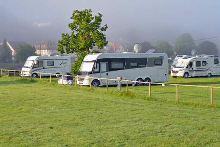 Stellplatz, Wiese, Caravans, BŠume, HŠuser, Nebel