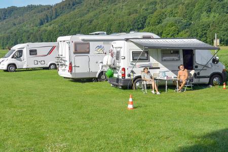 Stellplatz, Wiese, Caravans, BŠume, Berge