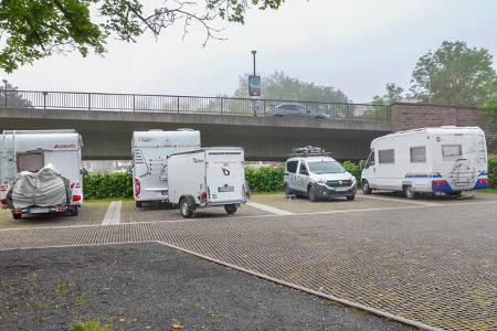 Stellplatz, Caravans, Stra§e, Autos, Gras, Himmel