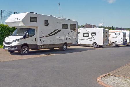 Stellplatz, Caravans, Stra§e, Hecke, Zaun, Himmel