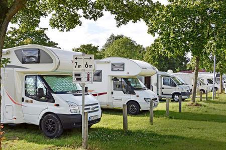 Stellplatz, Caravans, Wohnmobile, BŠume, Rasen Stellplatz, Caravans, Wohnmobile, BŠume, Rasen