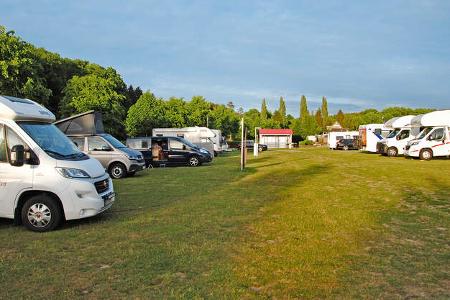 Stellplatz Waldwinkel Rasen f
