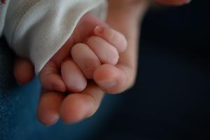 Mutter bietet Baby im Internet an