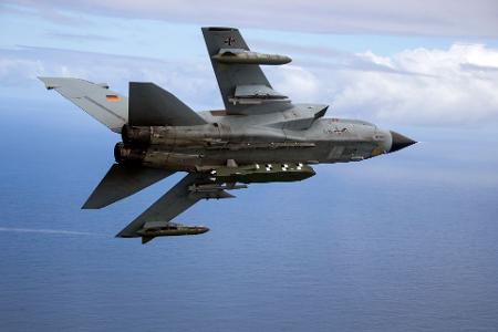 Taurus-Marschflugkörper - hier unter einem Kampfjet vom Typ Tornado - gelten als besonders schlagkräftige Waffen. Könnten sie künftig eine Sicherheitsgarantie für die Ukraine sein? (Archivbild)