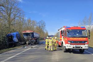 Zwei Tote nach schwerem Verkehrsunfall zwischen PKW und LKW bei Grevenbroich