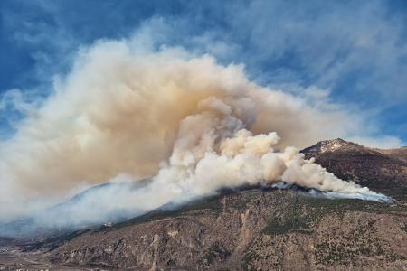 Der Brand war am Donnerstag oberhalb von Latsch im Vinschgau ausgebrochen. Der Brand war am Donnerstag oberhalb von Latsch im Vinschgau ausgebrochen.