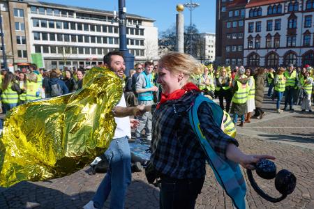 Frauen im Mittelpunkt: Verdi verlangt mehr Geld. 