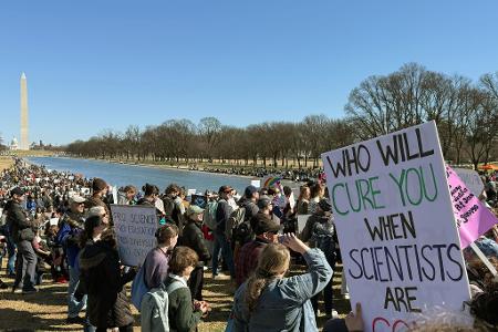 Sorge um Kürzungen treibt Wissenschaftler auf die Straße