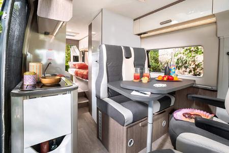 Campingbusse mit Bad Sitzgruppe i