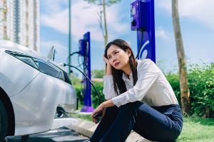 TÜV-Report 2025 deckt auf: Das sind die besten, die schlechtesten und die typischen Schwachstellen von E-Autos