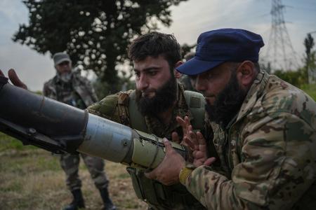 Syrische Sicherheitskräfte gehen gegen Anhänger des gestürzten syrischen Präsidenten al-Assad vor. 
