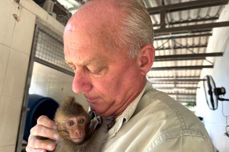 WFFT-Gründer Edwin Wiek kümmert sich liebevoll um ein verletztes Äffchen im Wildlife Hospital.