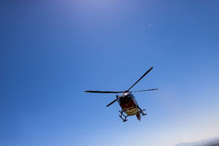 Zwei Rettungshubschrauber sowie mehrere Notärzte und Rettungswagen waren an der Unfallstelle im Einsatz. (Symbolbild) Zwei Rettungshubschrauber sowie mehrere Notärzte und Rettungswagen waren an der Unfallstelle im Einsatz. (Symbolbild)