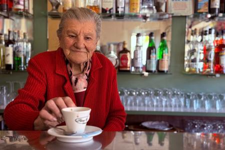 Italiens älteste Barista Anna Possi verkauft auch mit 100 noch Kaffee.