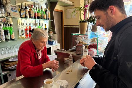 Jeden Tag öffnet Anna Possi ihr Café „Bar Centrale“.