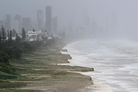 Die hohen Wellen zerstörten bei Touristen beliebte Strände an der Gold Coast.