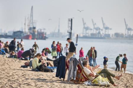 Die Sonne lockte auch viele Menschen zum Elbstrand in Hamburg.