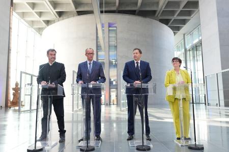 Union und SPD wollen sich eigentlich den Bürokratieabbau auf die Fahnen schreiben. Bei der Aufstellung des Kabinetts scheitern sie aber am eigenen Anspruch. Künftig wird es ein Ministerium mehr geben als bisher. Dem Kabinett werden künftig 18 Männer und Frauen angehören statt 17 zu Zeiten der Ampel-Koalition.