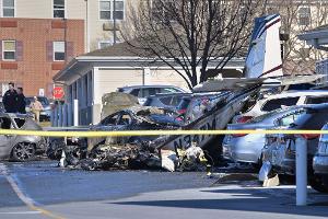 Kleinflugzeug stürzt in Pennsylvania auf Parkplatz