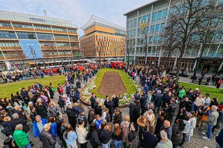 Rund 1.500 Menschen kamen zum interreligiösen Gebet in Mannheim, um der Opfer der Todesfahrt vor einer Woche zu gedenken. 