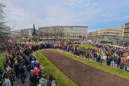 Die Menschen versammelten sich auf dem Paradeplatz.