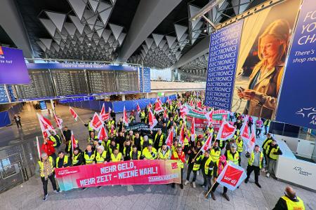  An den Flughäfen blieben die Abflughallen leer, weil die meisten Passagiere rechtzeitig von den Streiks gehört hatten.