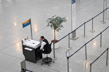 Beschäftigte aus dem öffentlichen Dienst der Flughafenbetreiber, den Bodenverkehrsdiensten und den Luftsicherheitsbereichen waren im Ausstand. 