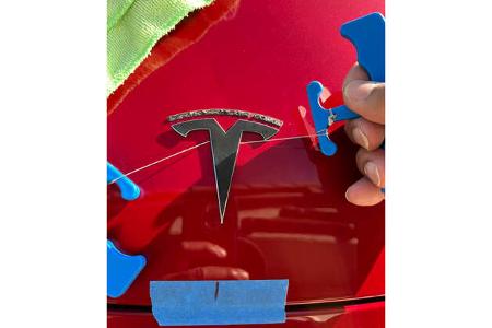 Teslafahrer-Protest mit umgelabelten Modellen