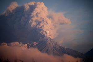 Vulkan in Guatemala stößt kilometerhohe Aschewolke aus
