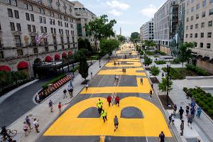 Bauarbeiter entfernen Schriftzug Black Lives Matter in DC