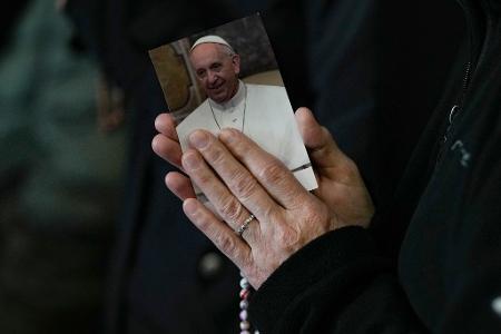 Papst Franziskus ist bereits seit mehr als drei Wochen im Krankenhaus. 