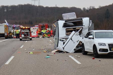 Bei den Toten handelt es sich um den mutmaßlichen Unfallverursacher und einen weiteren Mann, wie ein Polizeisprecher sagte.