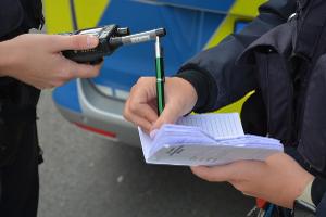 Verkehrsunfall an Autobahnausfahrt: leicht verletzte Person und Verkehrsbehinderungen - 2503035