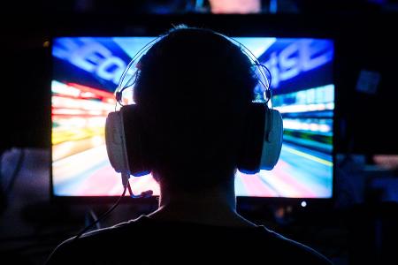Ein Computerspieler bei der Messe Gamevasion in Hannover 2024.