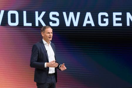 Wegen des stockenden Hochlaufs der Elektromobilität will Konzernchef Oliver Blume konzernweit die Elektro-Strategie überprüfen. 