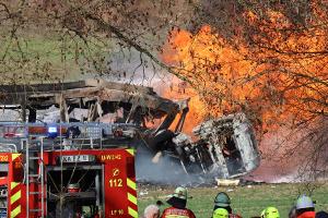 Inferno an Bahnübergang: Drei Tote bei Unfall mit Tanklaster