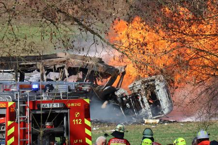 Ein Tanklaster und eine Stadtbahn stehen nach einer Kollision in Flammen.