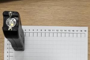 Elektroschocker als Taschenlampe getarnt - Beamte der Bundespolizei entdeckten verbotene Waffe am Flughafen Köln Bonn.
